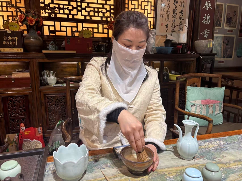 茶藝師展示宋代點茶。人民網(wǎng) 白宛松攝